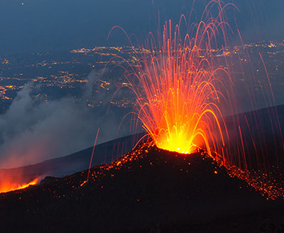 Cuando erupciona un volcán se libera una nube o niebla volcánica a la atmósfera, la cual contiene gases como el vapor de agua, CO2