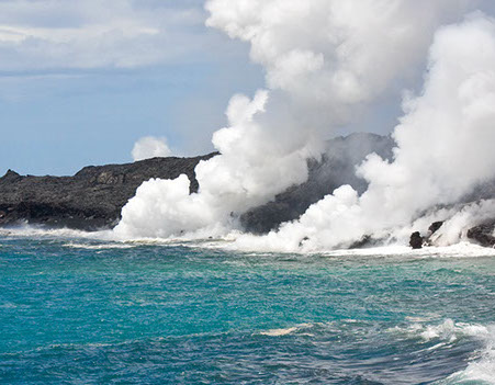 Cuando la lava llega al mar y entra en contacto con el agua salada se produce una reacción química que lanza a la atmósfera ácido clorhídrico Cuando la lava llega al mar y entra en contacto con el agua salada se produce una reacción química que lanza a la atmósfera ácido clorhídrico